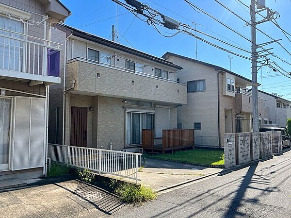 低層集合住宅の外観と前面道路