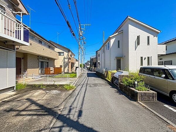 住宅街に建つ戸建てと前面道路