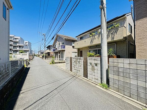住宅街の道路沿いにある戸建て住宅
