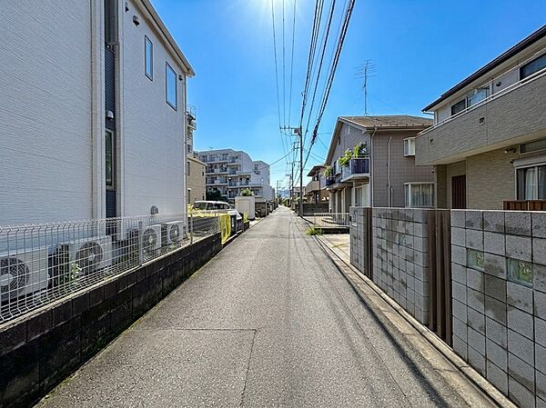 住宅が並ぶ前面道路の様子