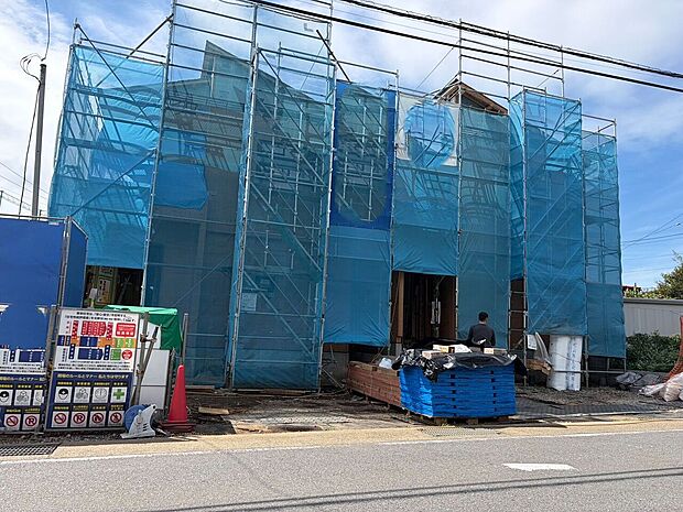 青い養生シートで覆われた建物の外観