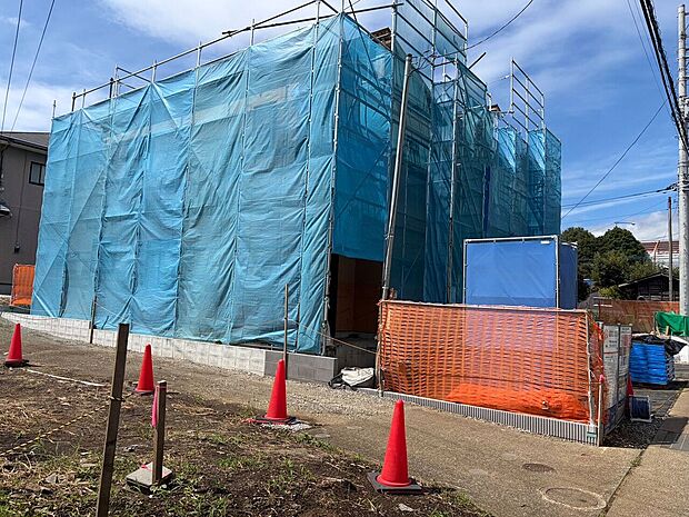 建築中の建物を囲う青い防護シート