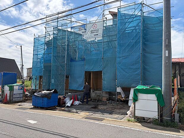 青い養生シートで覆われた建築中の建物