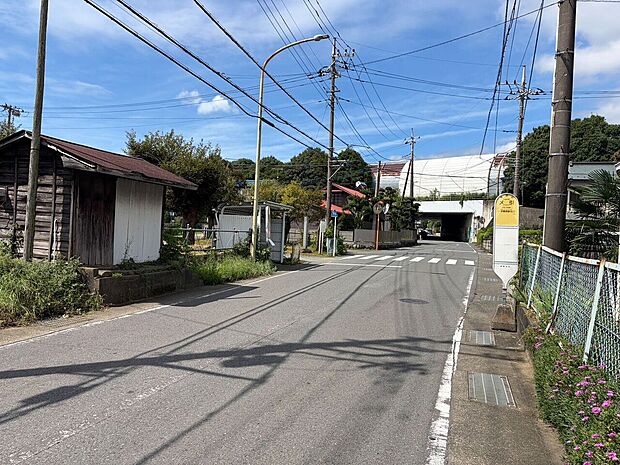 建物と電柱が並ぶ住宅街の道路