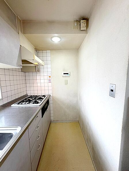キッチンから玄関方向を見た室内