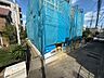 外観：青い養生シートで覆われた建物外観