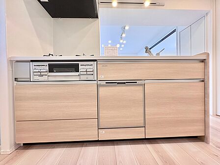 木目調の収納とコンロを備えたキッチン