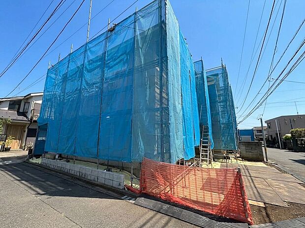 建築中の建物を道路側から撮影