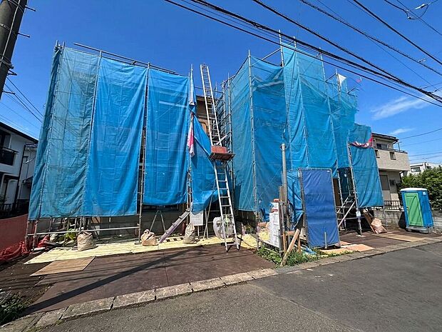 青いシートで覆われた建築中の建物
