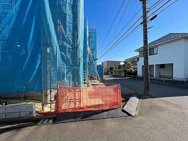 建築中の建物と前面道路の様子