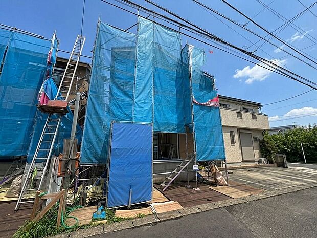 青い養生シートで覆われた建築中の建物