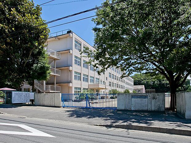 大和市立上和田中学校まで約1200m