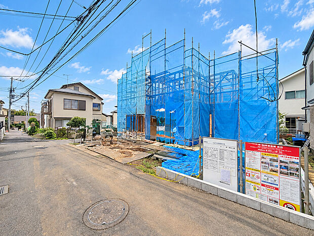 建築中の建物と前面道路
