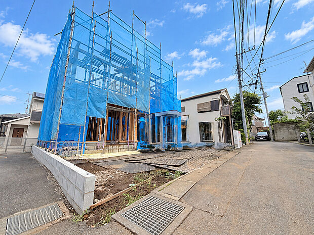 建築中の戸建て住宅と前面道路