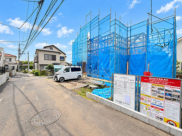 建築中の建物と前面道路の様子