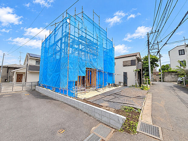 建築中の戸建て住宅と前面道路