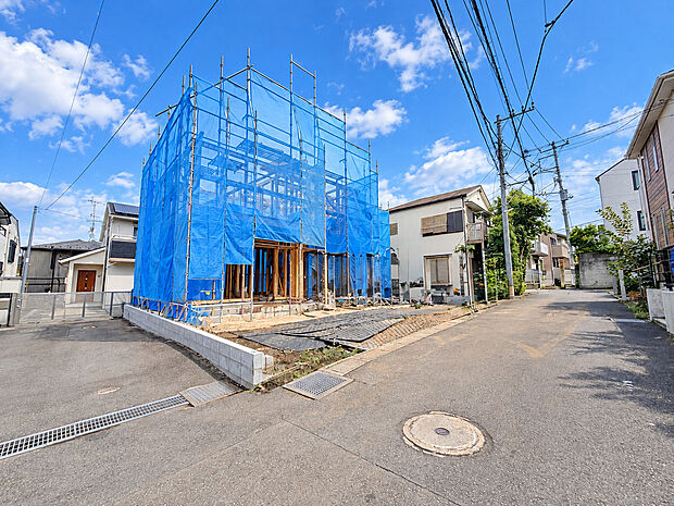建築中の建物と周辺道路の様子
