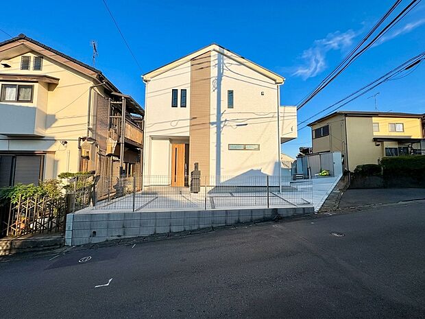 道路側から見た戸建て住宅の外観