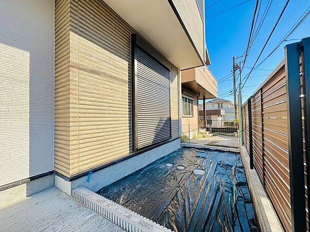 建物間の細長い屋外スペース