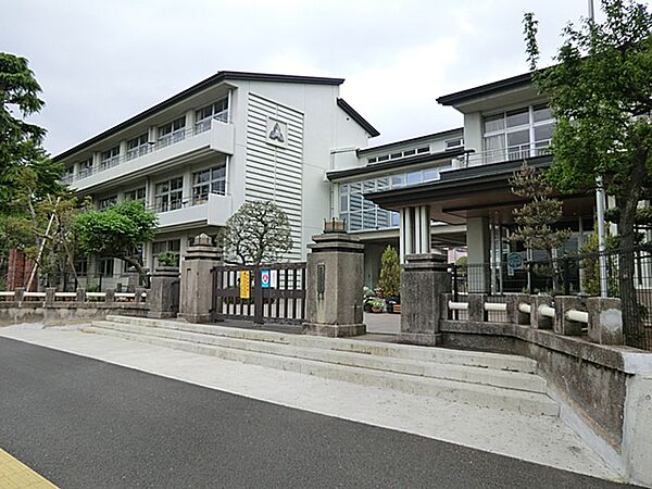 秦野市立本町小学校　距離約640m