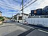 周辺：建物周辺の前面道路と住宅街の様子