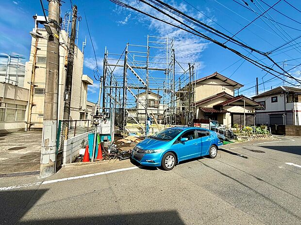 周辺道路と住宅