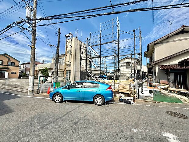 前面道路と周辺の建物を望む街並み