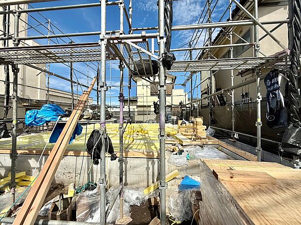 建築中の建物と周囲の足場