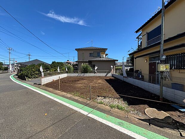 道路沿いの敷地と建物外観