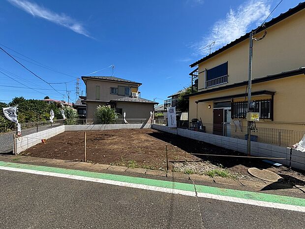 建物外観と前面道路、整備中の敷地