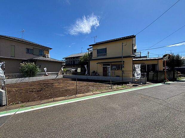道路に面した戸建て住宅の外観