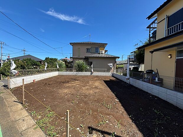 住宅に囲まれた整地前の敷地