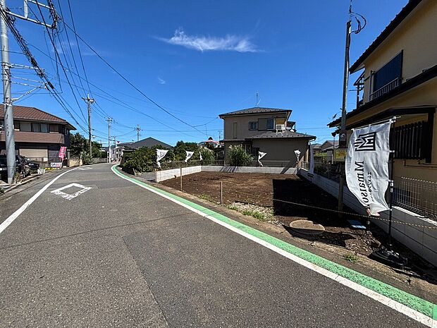 住宅街の道路と戸建て住宅の外観