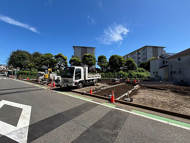 道路沿いの住宅外観と前面の敷地