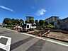 外観：道路沿いの住宅外観と前面道路