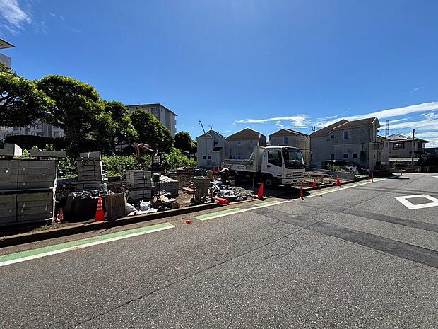 建物が並ぶ前面道路と周辺の街並み