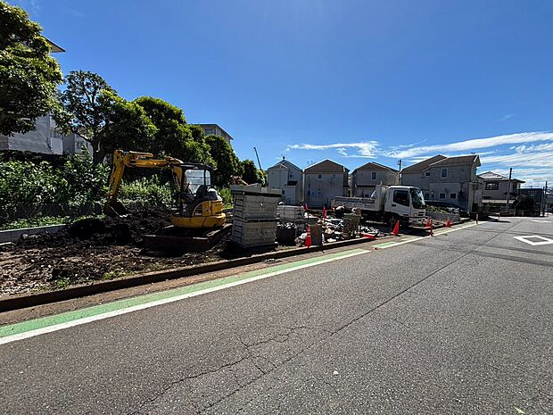 住宅街の道路と沿道の住宅