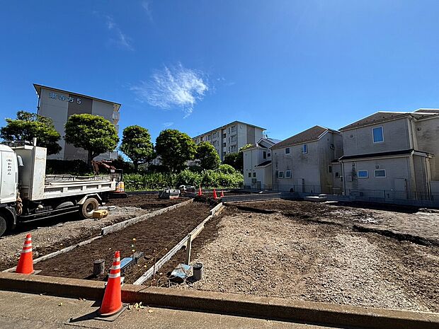 建築中の戸建て用地と周辺住宅