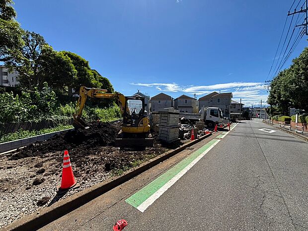 道路沿いの工事現場と周辺の街並み