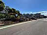 周辺：住宅街の道路と沿道の住宅