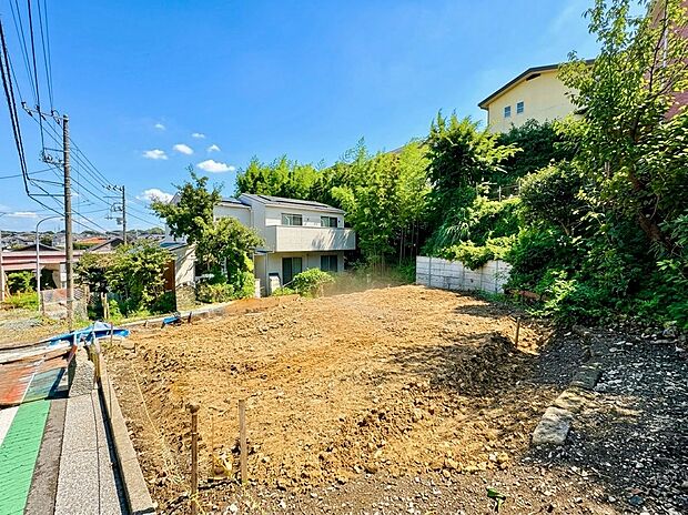 道路に面した整地された土地