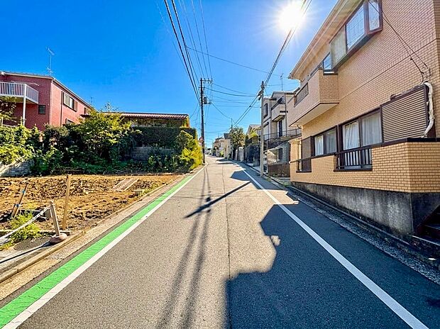 住宅街の道路と沿道の戸建て