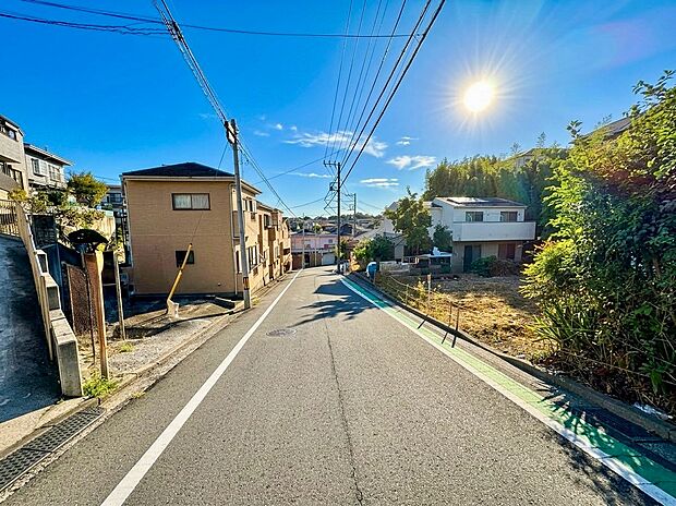 住宅街の前面道路と周辺の街並み