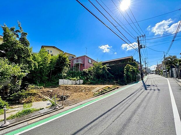 物件周辺の道路と住宅街の様子