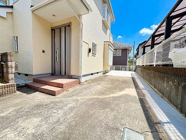 玄関前から続くコンクリート敷きの通路