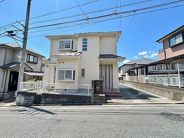 道路に面した2階建て住宅の外観