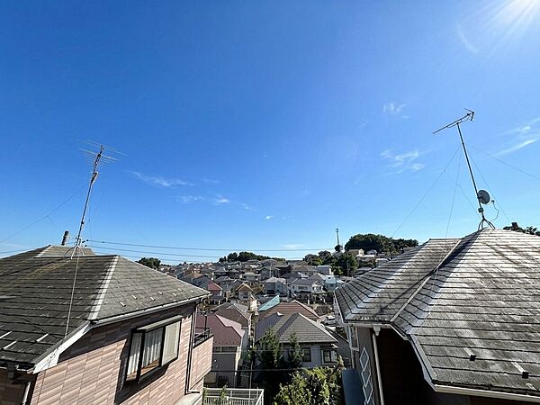 屋根越しに住宅街を望む眺望