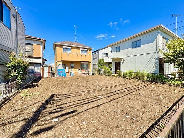 建築前の更地周囲に住宅が立ち並ぶ区画