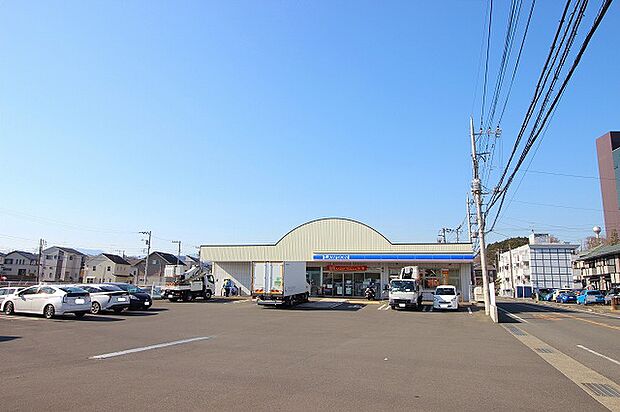 ローソン 伊勢原高森七丁目店 距離約800m