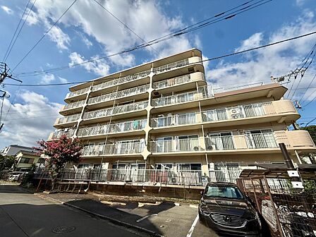 高層の集合住宅外観と前面道路